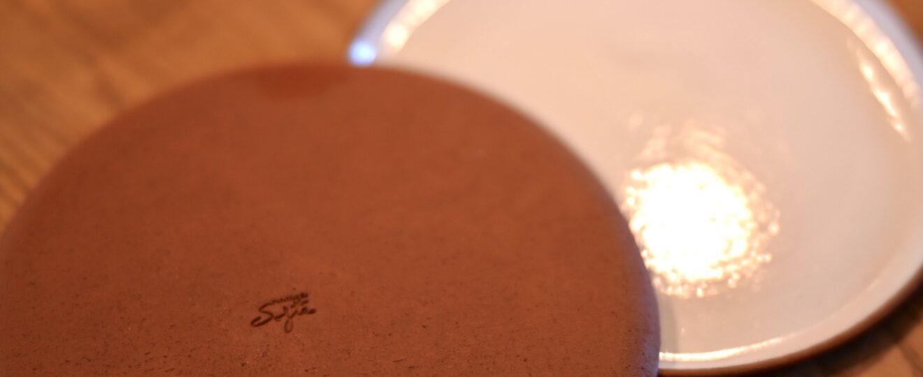 Assiettes réalisées par la même potière que les assiettes du restaurant le Saint Jean