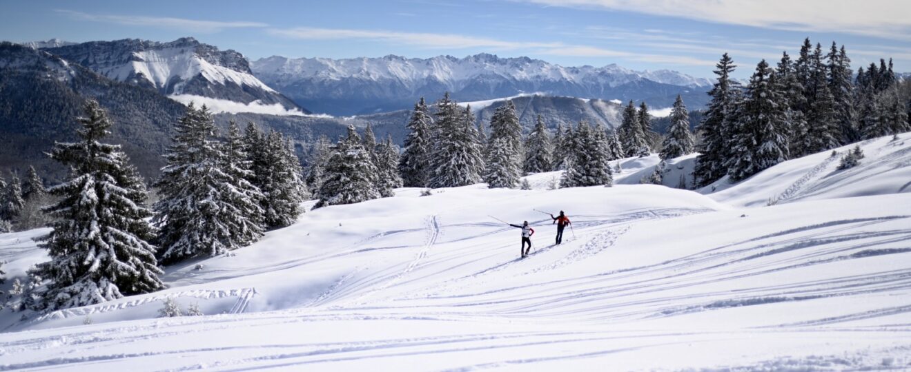 Skieurs de randonnée montant au Margériaz dans les Bauges