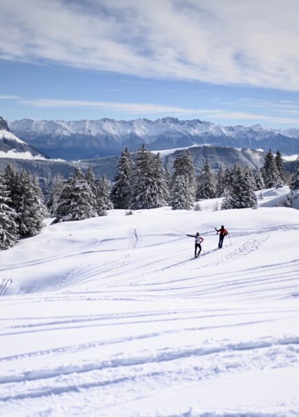 Skieurs de randonnée montant au Margériaz dans les Bauges